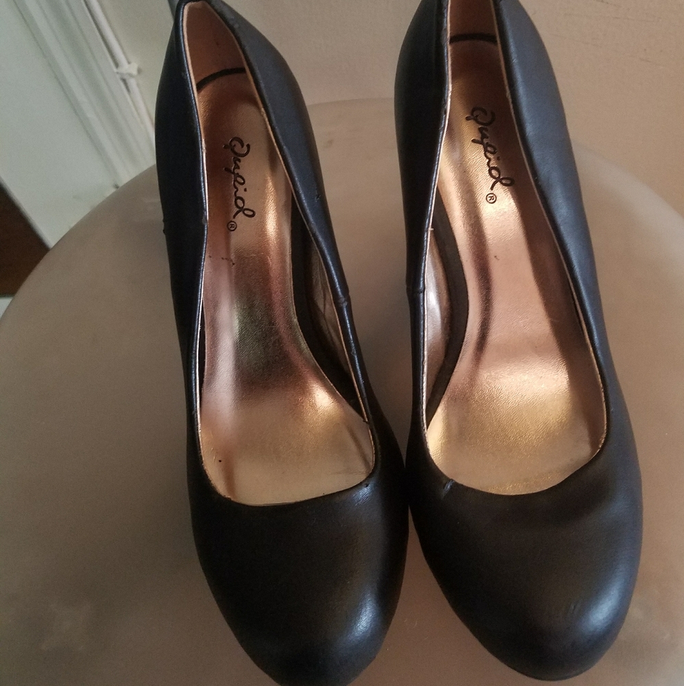 Black vegan pumps